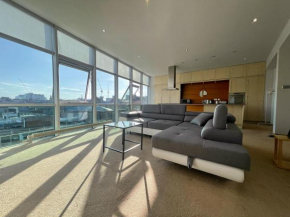 City Centre 2-Bed Apartment Parking Jacuzzi Bath